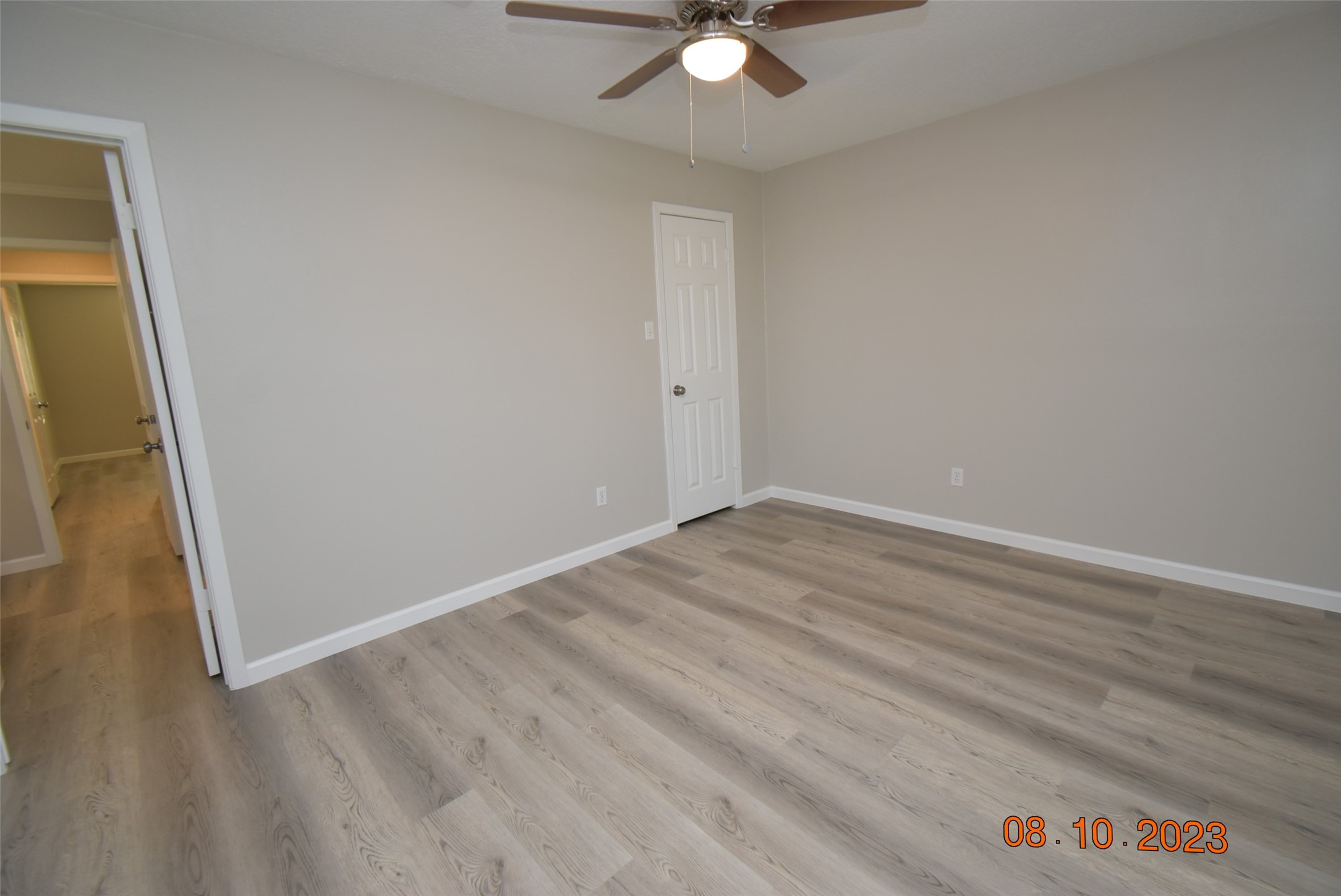 16702 Sheet Bend Way Friendswood, TX 77546 - Photo 8 of 22 an empty room with a window and a ceiling fan