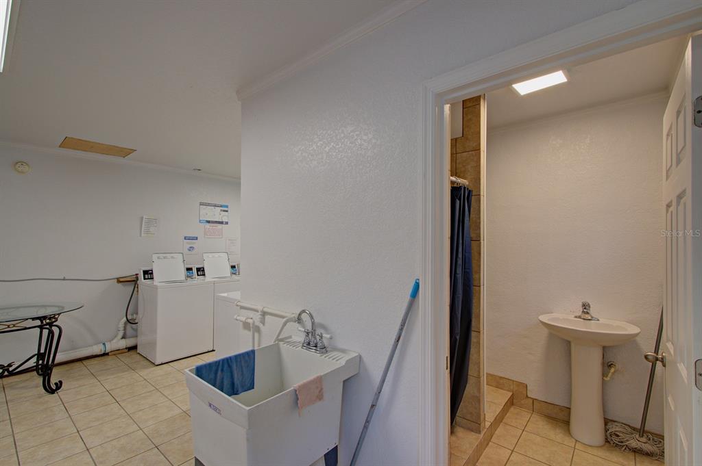 28313 Highway 27 Leesburg, FL 34748 - Photo 14 of 46 a bathroom with a sink and a tub