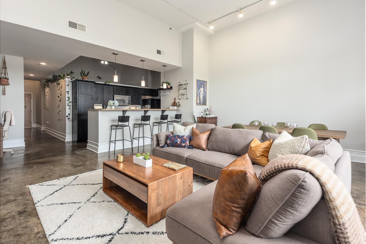 648 Riverside Drive, Unit 213 Memphis, TN 38103 - Photo 4 of 25 a living room with furniture and a chandelier
