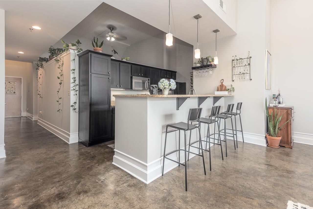 648 Riverside Drive, Unit 213 Memphis, TN 38103 - Photo 7 of 25 a view of a kitchen and dining room
