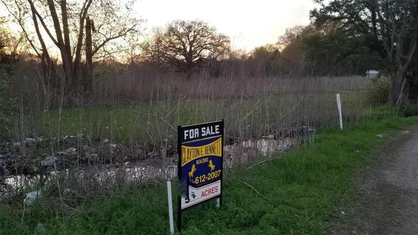 a sign that is sitting on a lush green field