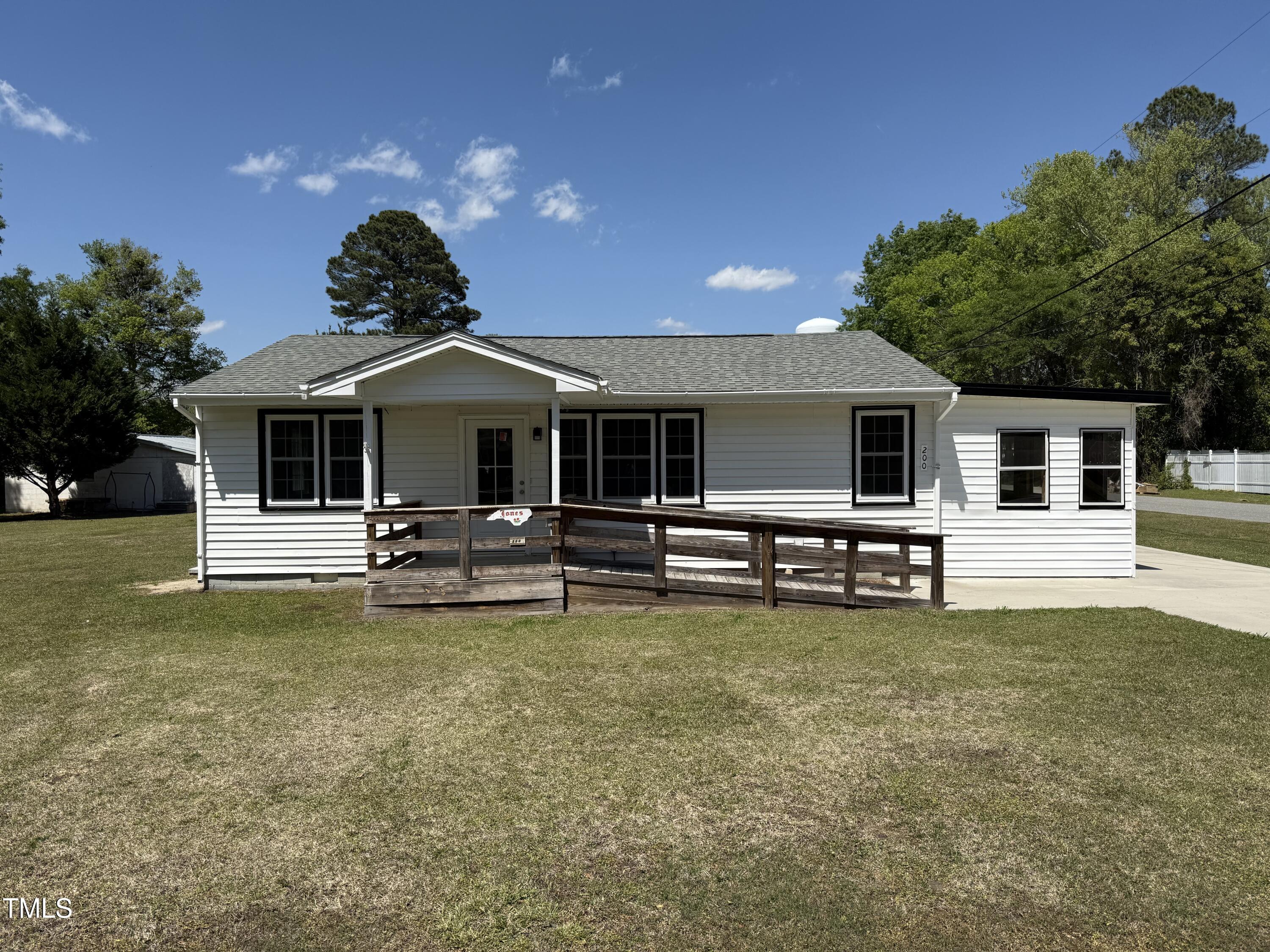 200 Pace Street Smithfield, NC 27577 - Photo 3 of 28 IMG_0339