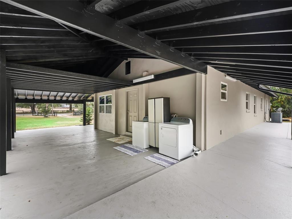 3505 Northeast 97th Street Road Anthony, FL 32617 - Photo 25 of 38 a view of a garage