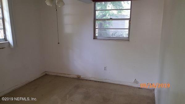 3322 Nancy Street Jacksonville, FL 32209 - Photo 11 of 13 an empty room with a window
