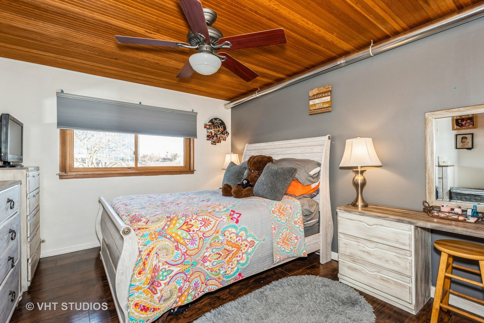 9622 West Higgins Road, Unit 2DS Rosemont, IL 60018 - Photo 11 of 14 a bedroom with a bed and a dresser