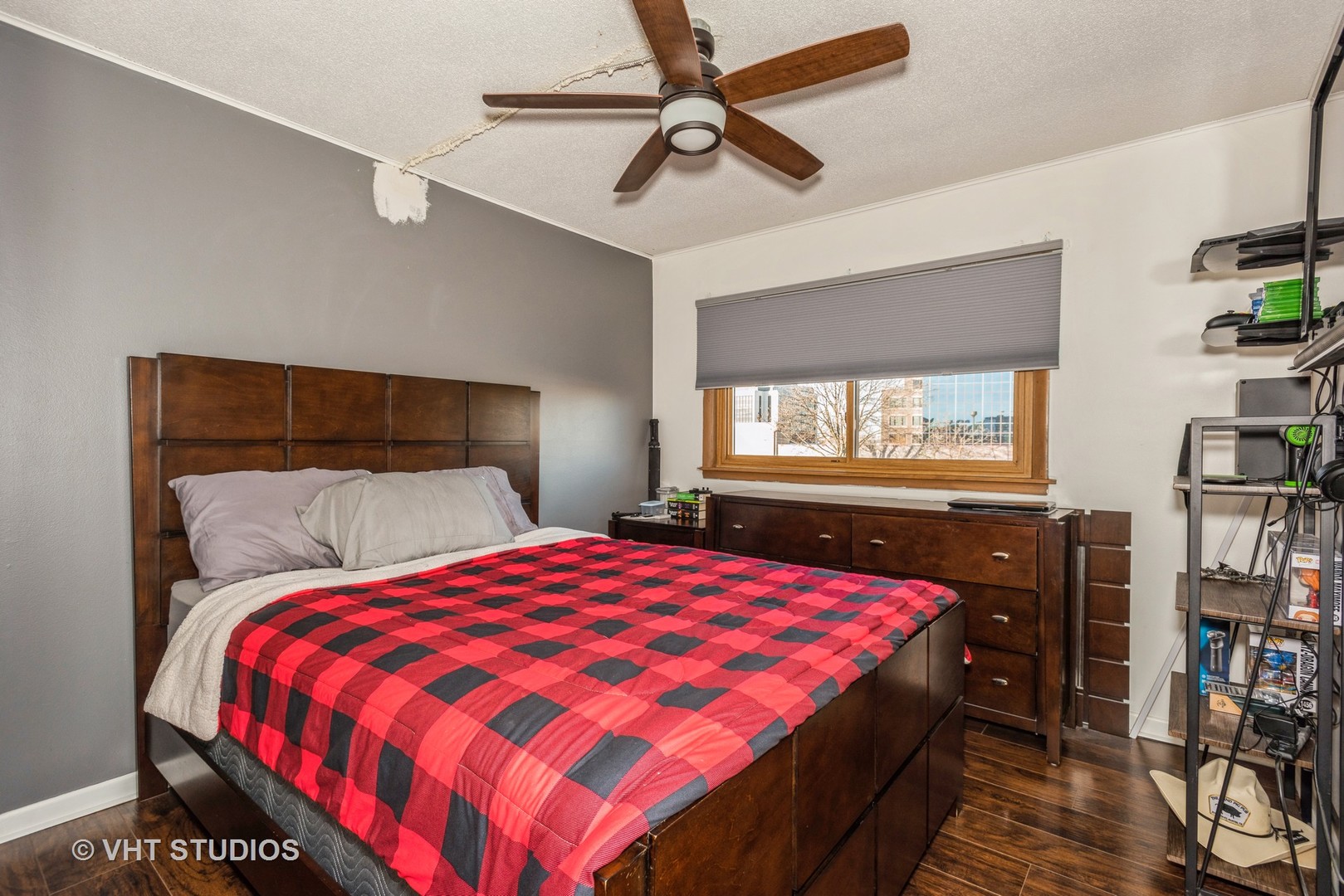 9622 West Higgins Road, Unit 2DS Rosemont, IL 60018 - Photo 12 of 14 a bedroom with a large bed and a flat tv screen on dresser