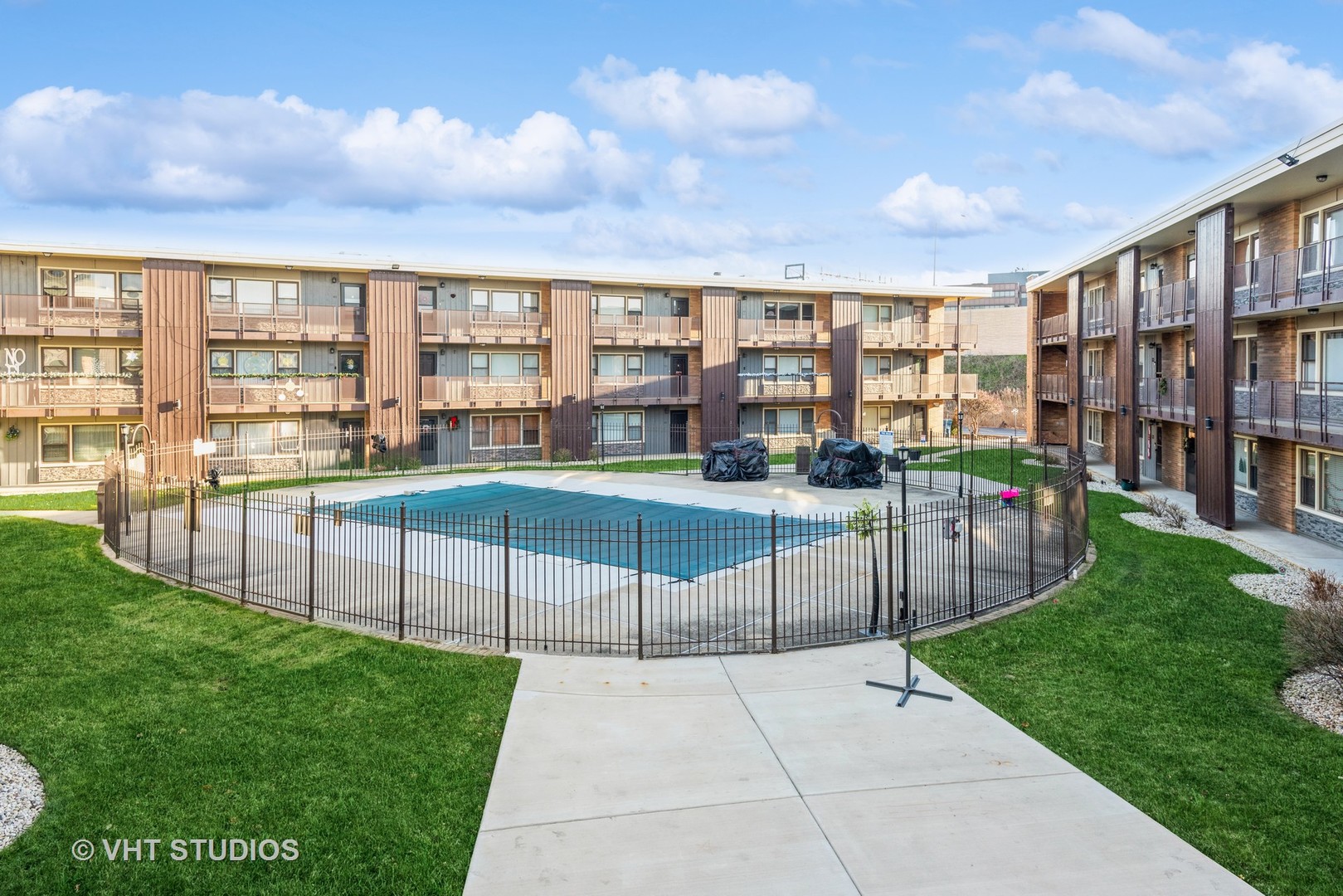 9622 West Higgins Road, Unit 2DS Rosemont, IL 60018 - Photo 13 of 14 a building outdoor space with patio furniture and garden