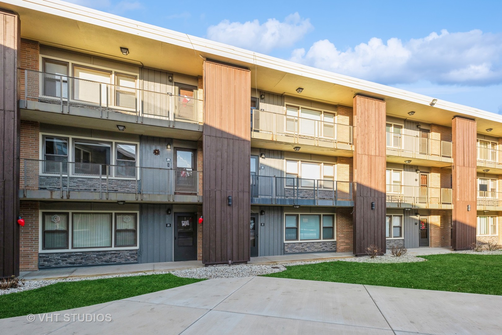 9622 West Higgins Road, Unit 2DS Rosemont, IL 60018 - Photo 2 of 14 a front view of a building