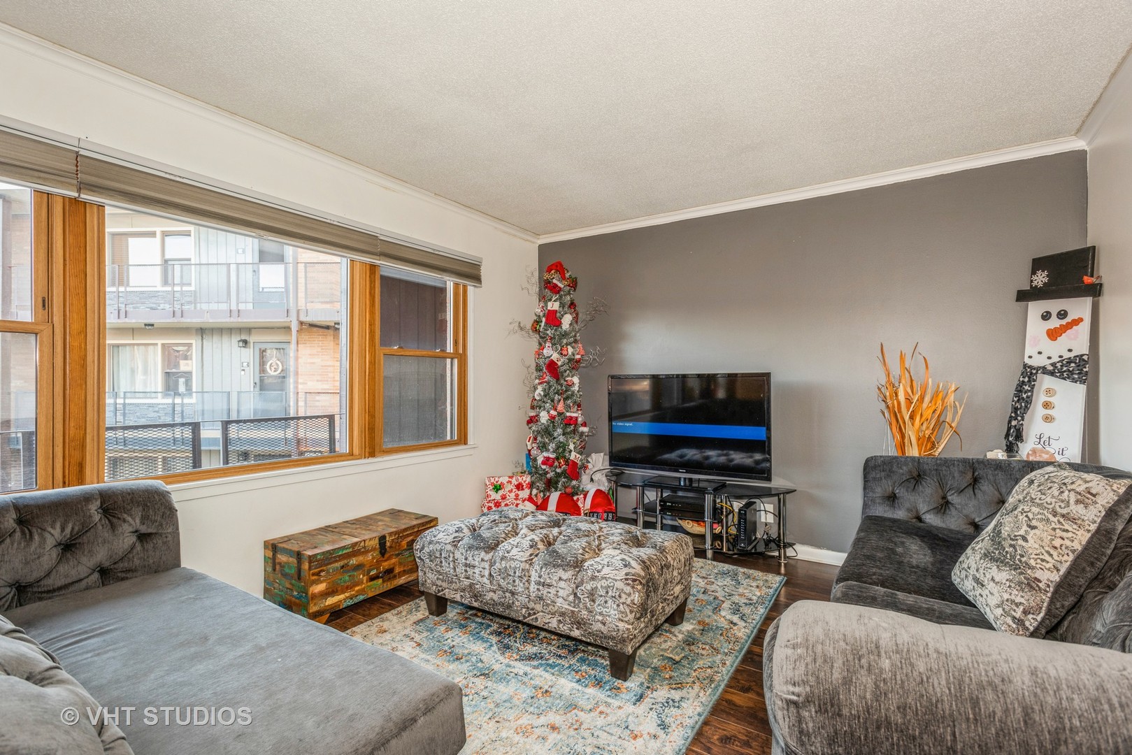 9622 West Higgins Road, Unit 2DS Rosemont, IL 60018 - Photo 4 of 14 a living room with furniture and a flat screen tv