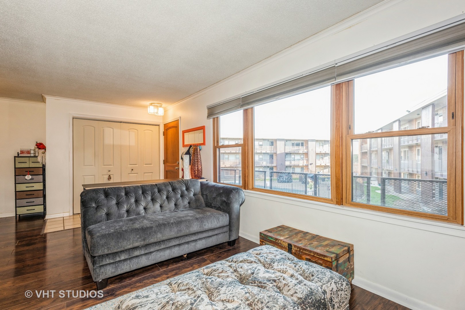 9622 West Higgins Road, Unit 2DS Rosemont, IL 60018 - Photo 5 of 14 a living room with furniture and a large window