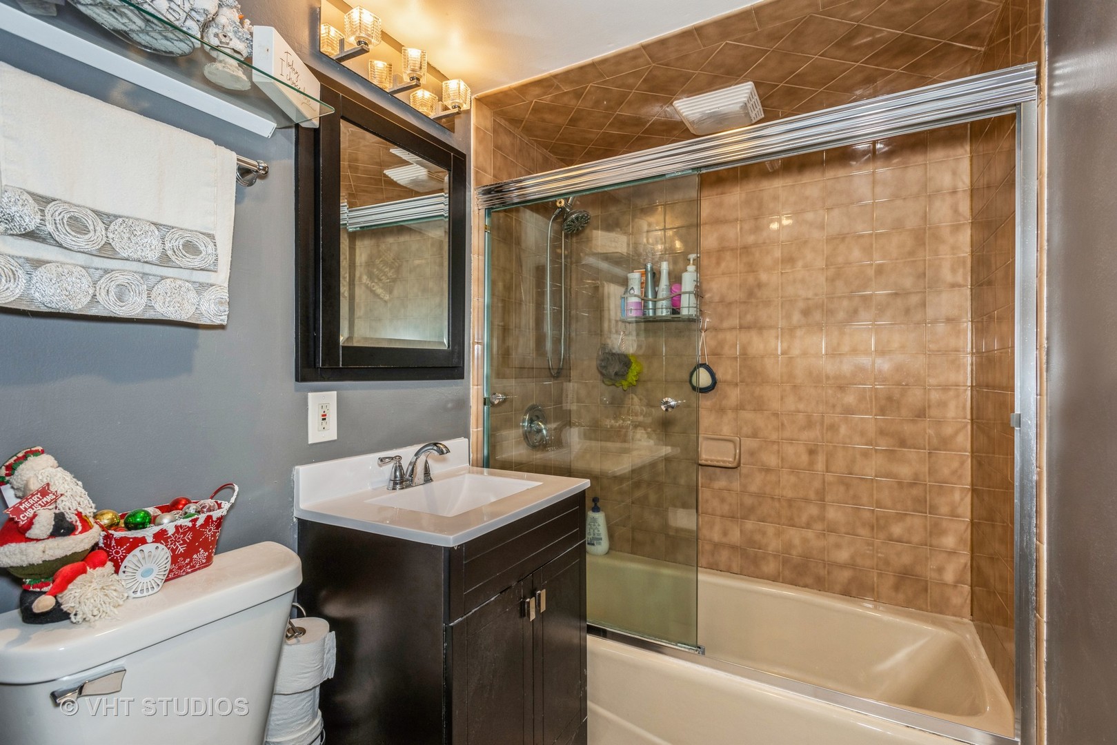 9622 West Higgins Road, Unit 2DS Rosemont, IL 60018 - Photo 9 of 14 a bathroom with a sink mirror toilet and bathtub