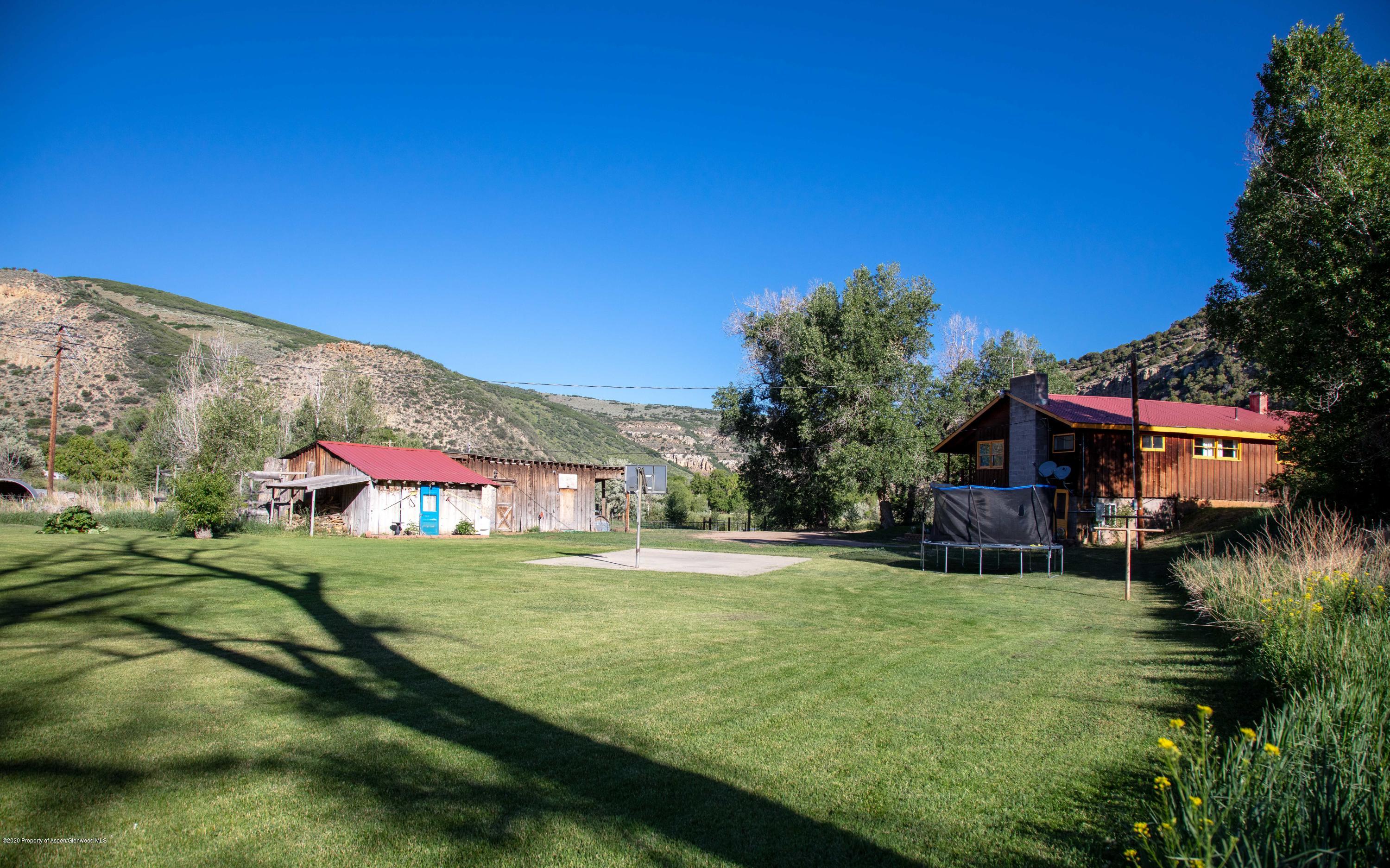 474 Highway 317 Hamilton, CO 81638 - Photo 25 of 31 a backyard of a house with table and chairs