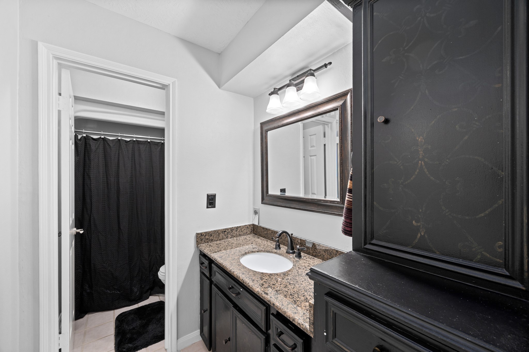 9123 Herts Road Spring, TX 77379 - Photo 32 of 40 Upstairs full bath.