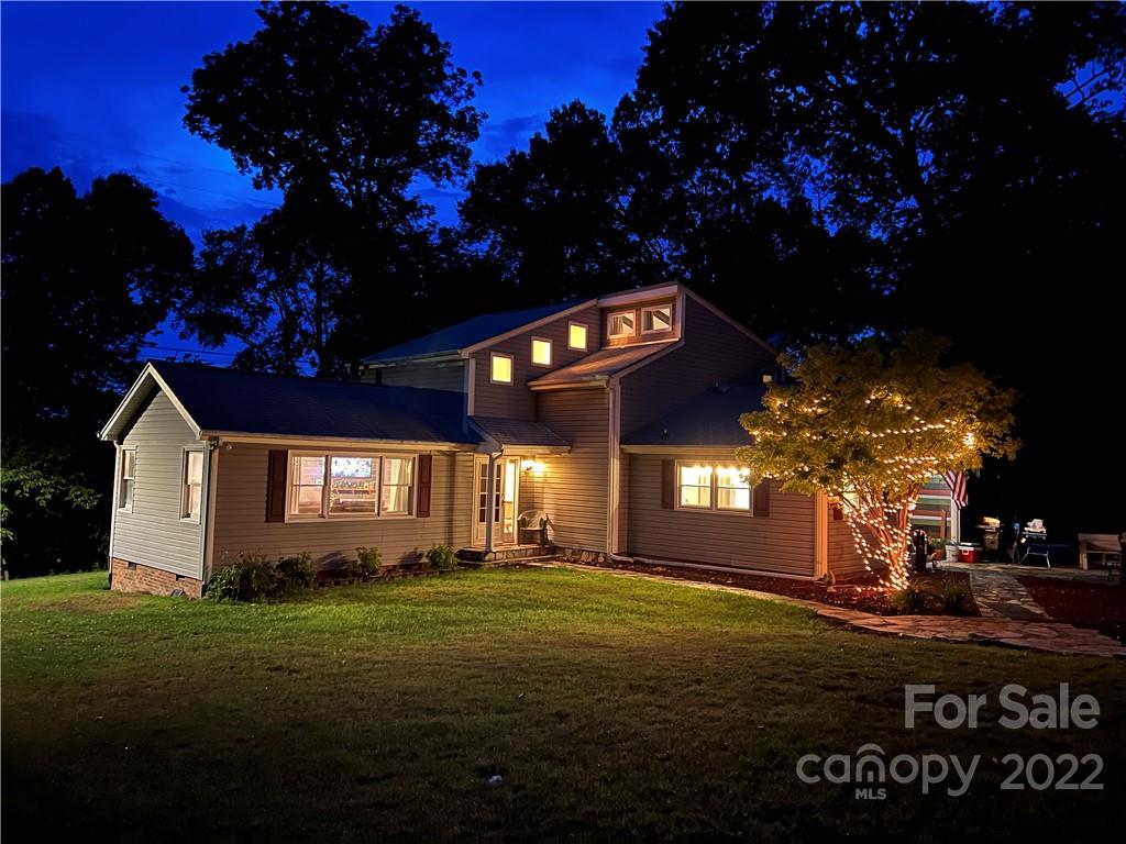 1517 Hart Road Charlotte, NC 28214 - Photo 1 of 28 Gallery Image 1
