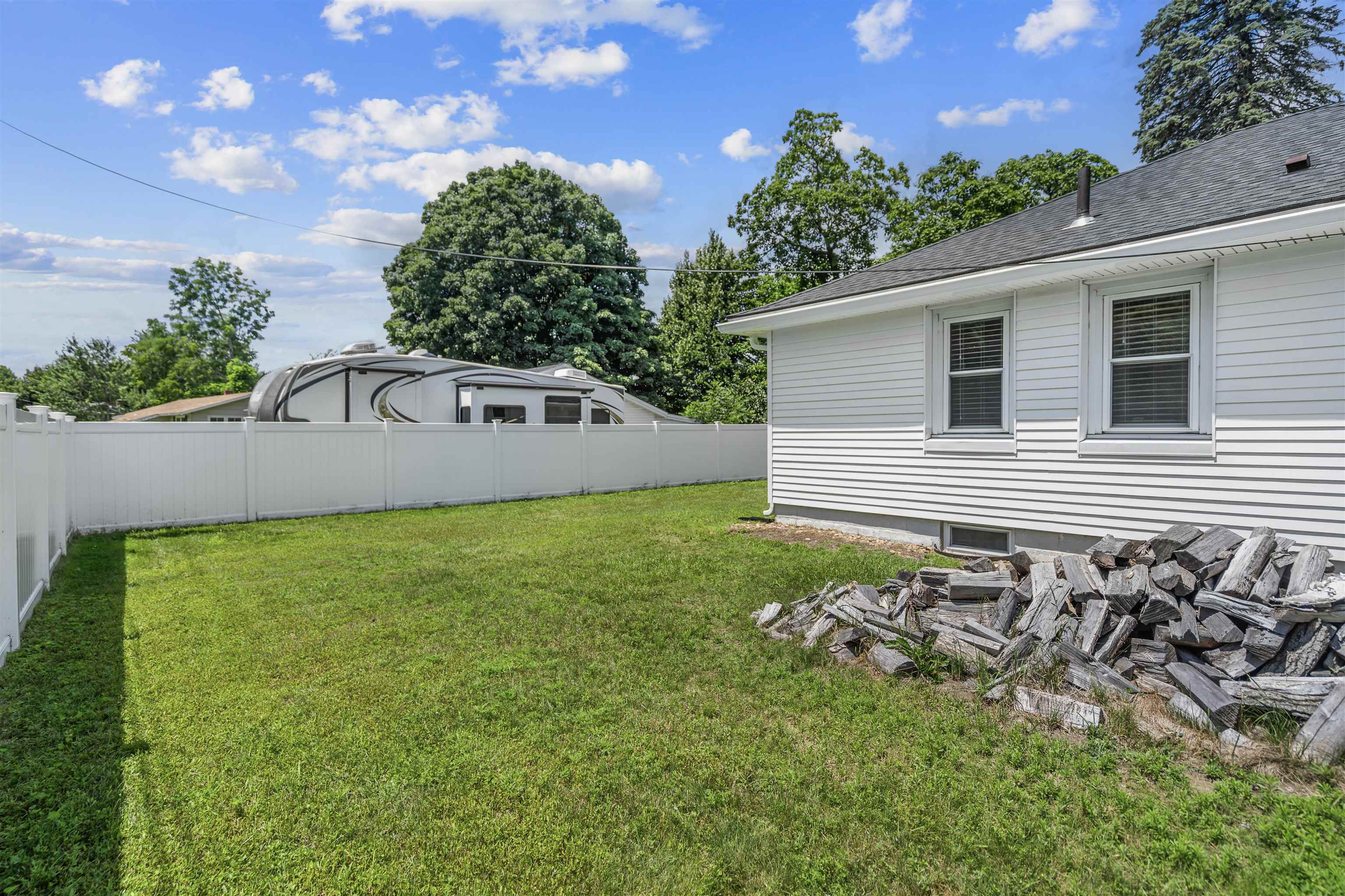 222 Calef Road Manchester, NH 03103 - Photo 3 of 23