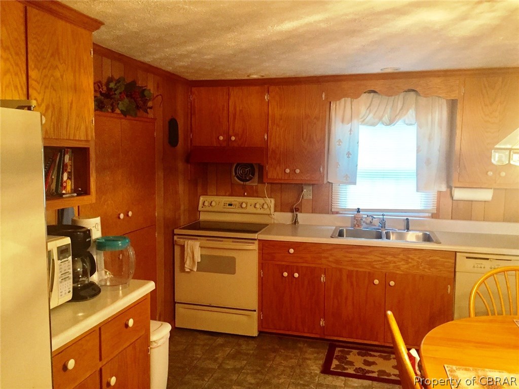 593 Plainview Road Topping, VA 23169 - Photo 9 of 20 Spacious kitchen with ample cabinet space and an eat in kitchen.