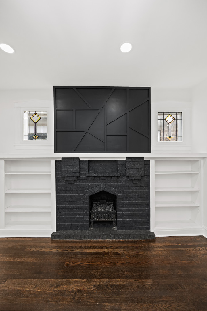 7832 South Paxton Avenue Chicago, IL 60649 - Photo 8 of 59 a view of fireplace and closet