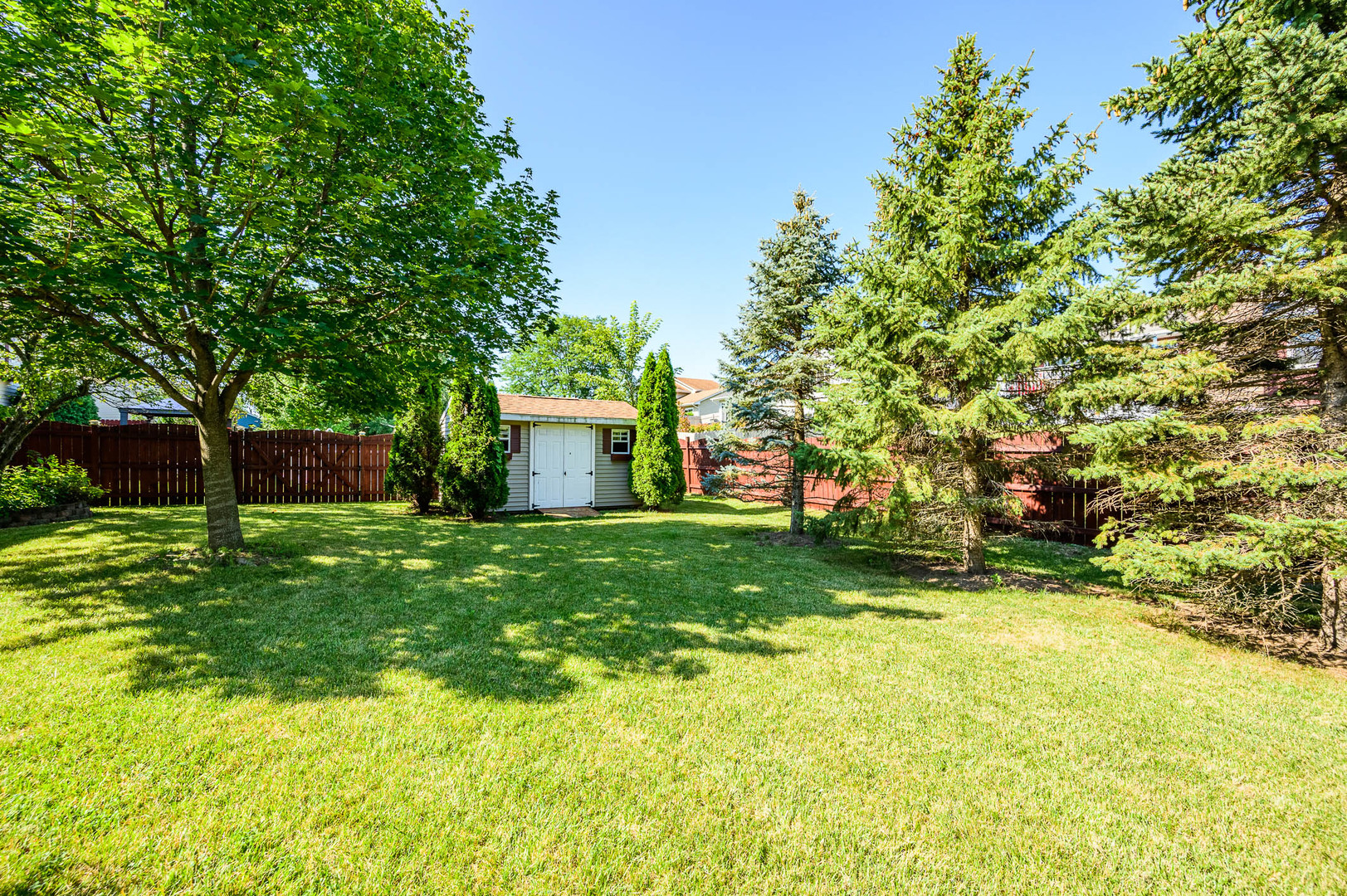 638 Colony Avenue Lindenhurst, IL 60046 - Photo 14 of 15 a view of a backyard with large trees
