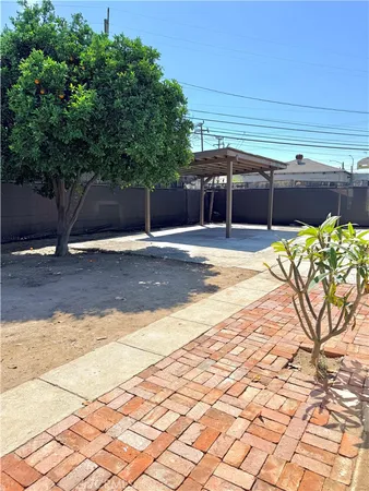 a view of a backyard