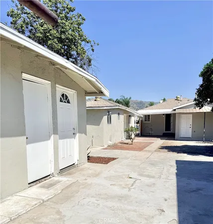 a view of a house with backyard