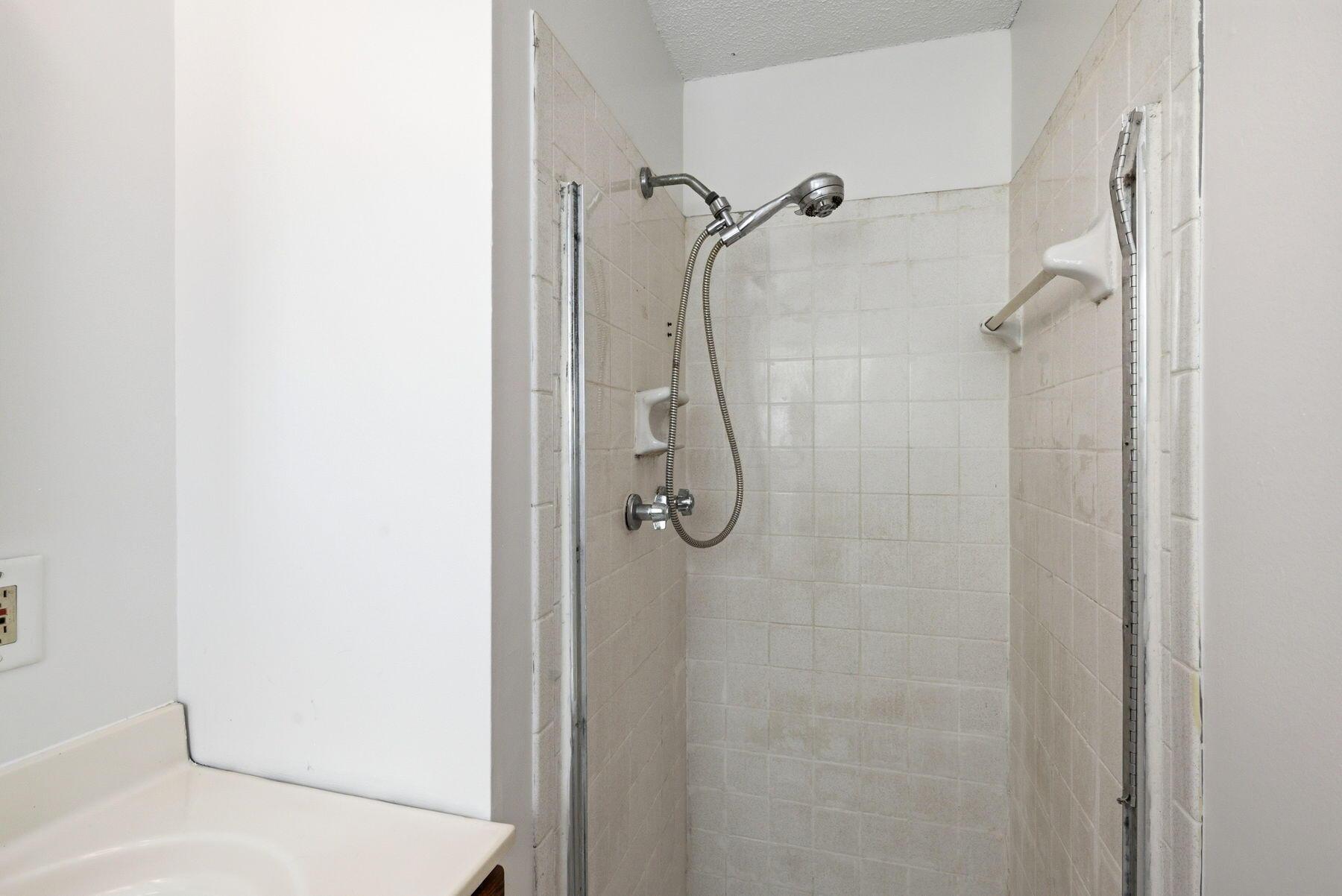 180 Landover Road Columbus, OH 43230 - Photo 42 of 60 Bathroom #2