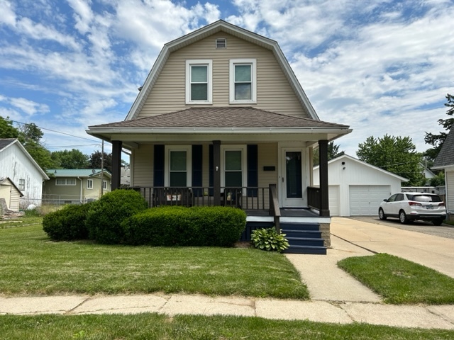404 South Hall Street Morrison, IL 61270 - Photo 1 of 25 a front view of a house with a yard