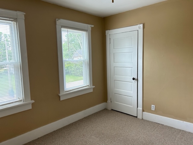 404 South Hall Street Morrison, IL 61270 - Photo 21 of 25 an empty room with windows and closet