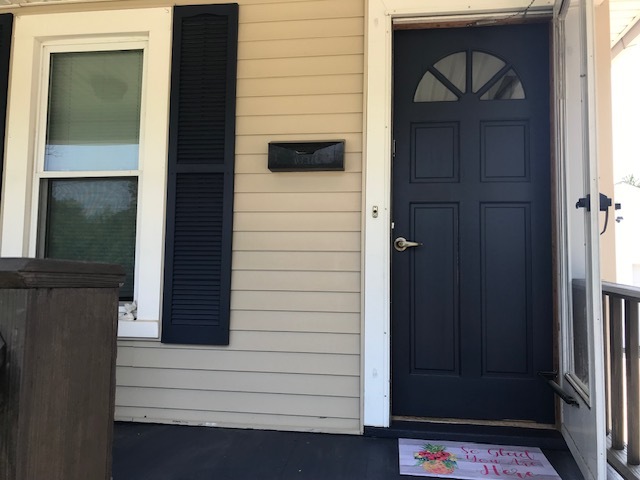 404 South Hall Street Morrison, IL 61270 - Photo 5 of 25 a view of front door
