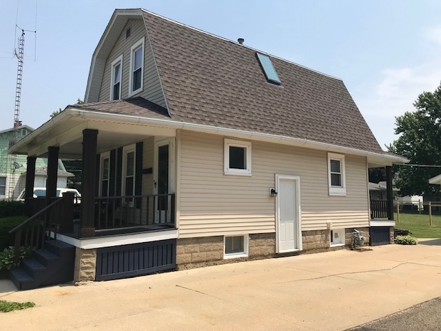 404 South Hall Street Morrison, IL 61270 - Photo 6 of 25 a house view with a outdoor space