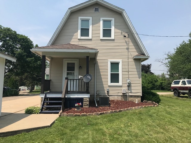 404 South Hall Street Morrison, IL 61270 - Photo 8 of 25 a front view of a house with a yard