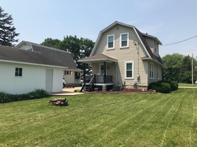 404 South Hall Street Morrison, IL 61270 - Photo 10 of 25 a front view of a house with patio