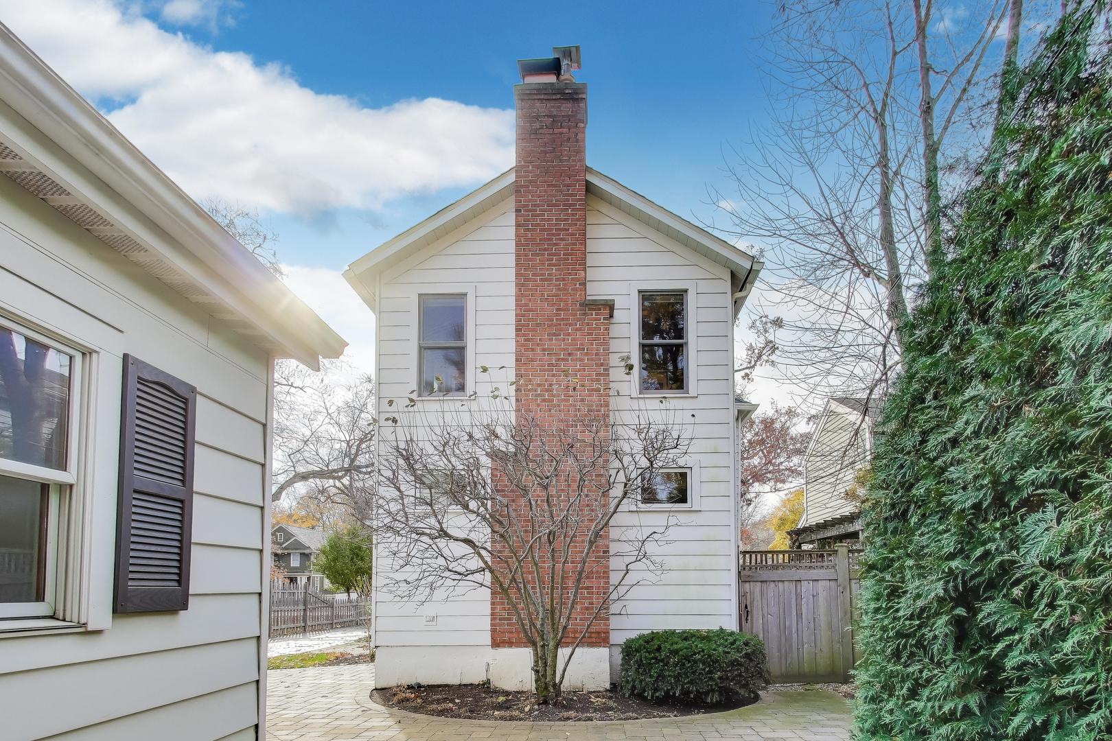 228 East Center Avenue Lake Bluff, IL 60044 - Photo 34 of 39 a front view of a house with garden
