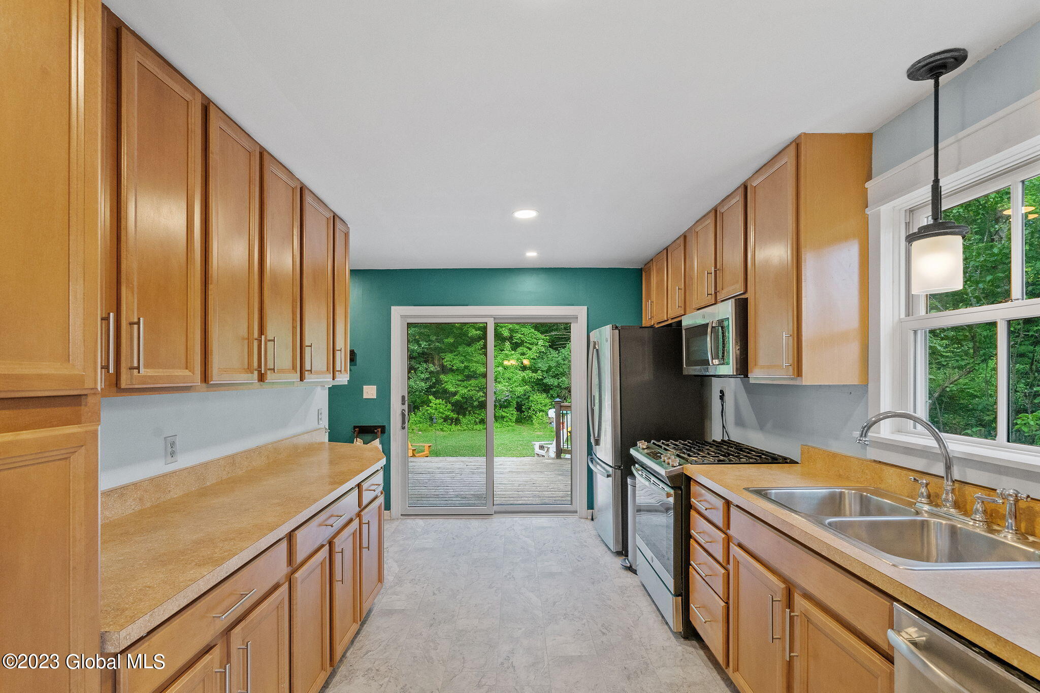 1102 Mohawk Road Niskayuna, NY 12309 - Photo 16 of 56 25