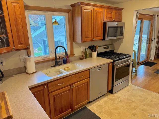 $289,900 | 7574 Manor Lane, Clay, NY 13088