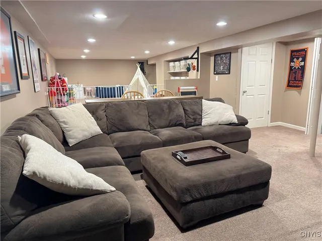 $289,900 | 7574 Manor Lane, Clay, NY 13088