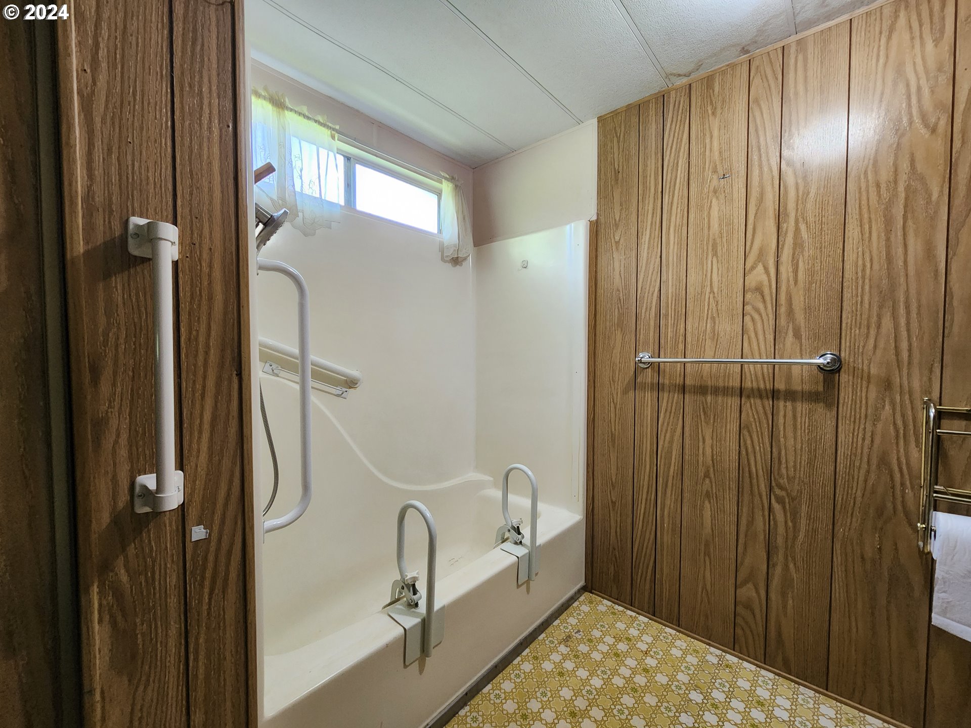 36723 South Hibbard Road Molalla, OR 97038 - Photo 28 of 32 a bathroom with a sink and a mirror