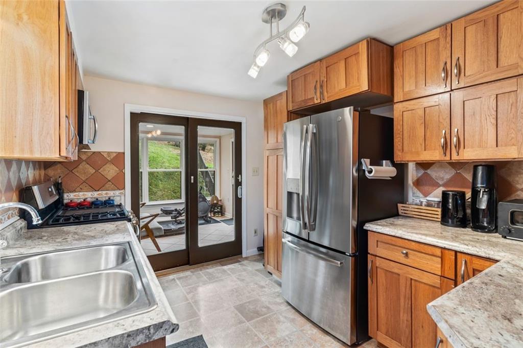 129 Jacks Run Road Pittsburgh, PA 15214 - Photo 6 of 24 Gallery Image 6