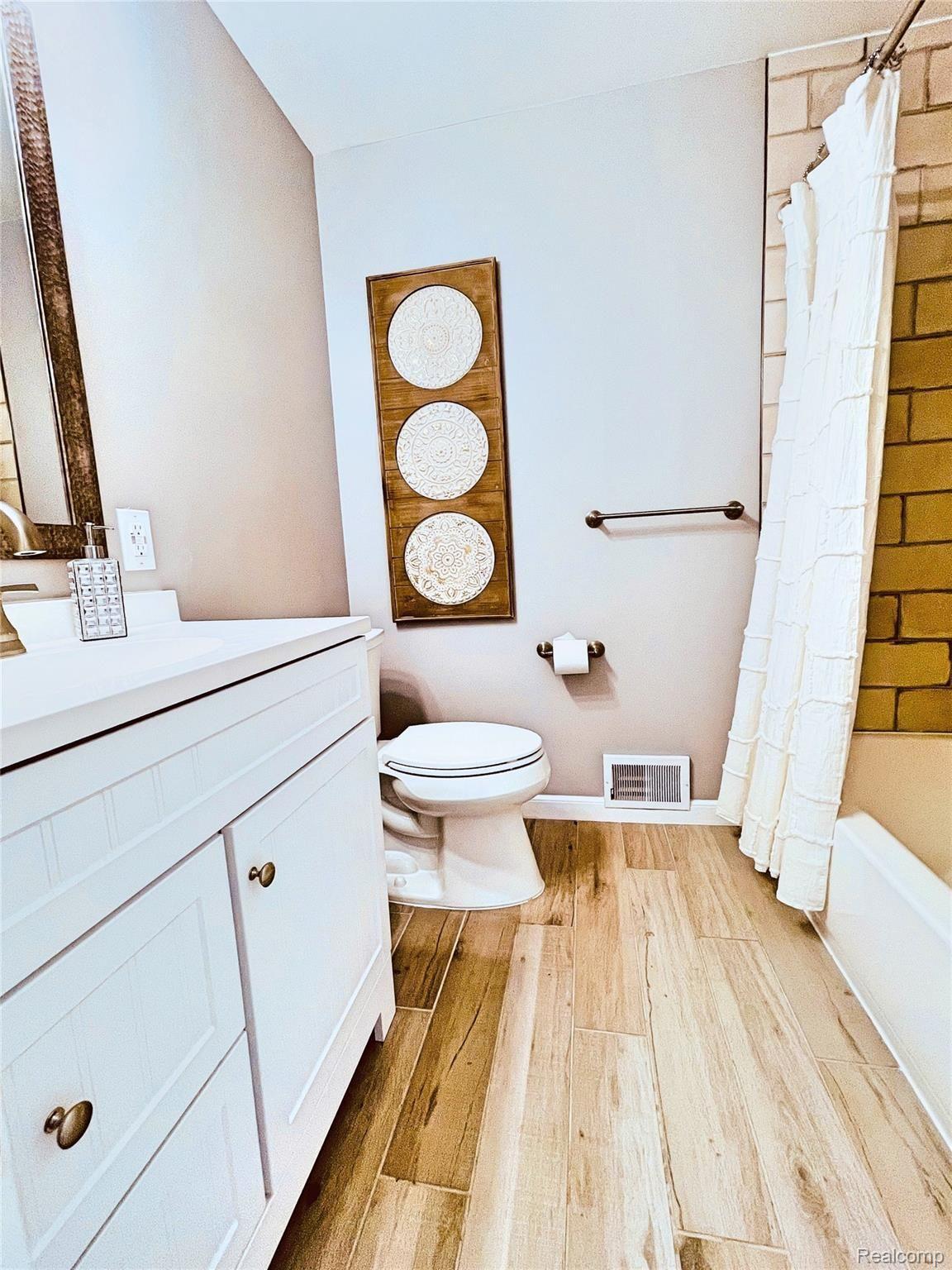 674 Charlesina Drive Rochester, MI 48306 - Photo 16 of 38 Full Bath - Entry Level