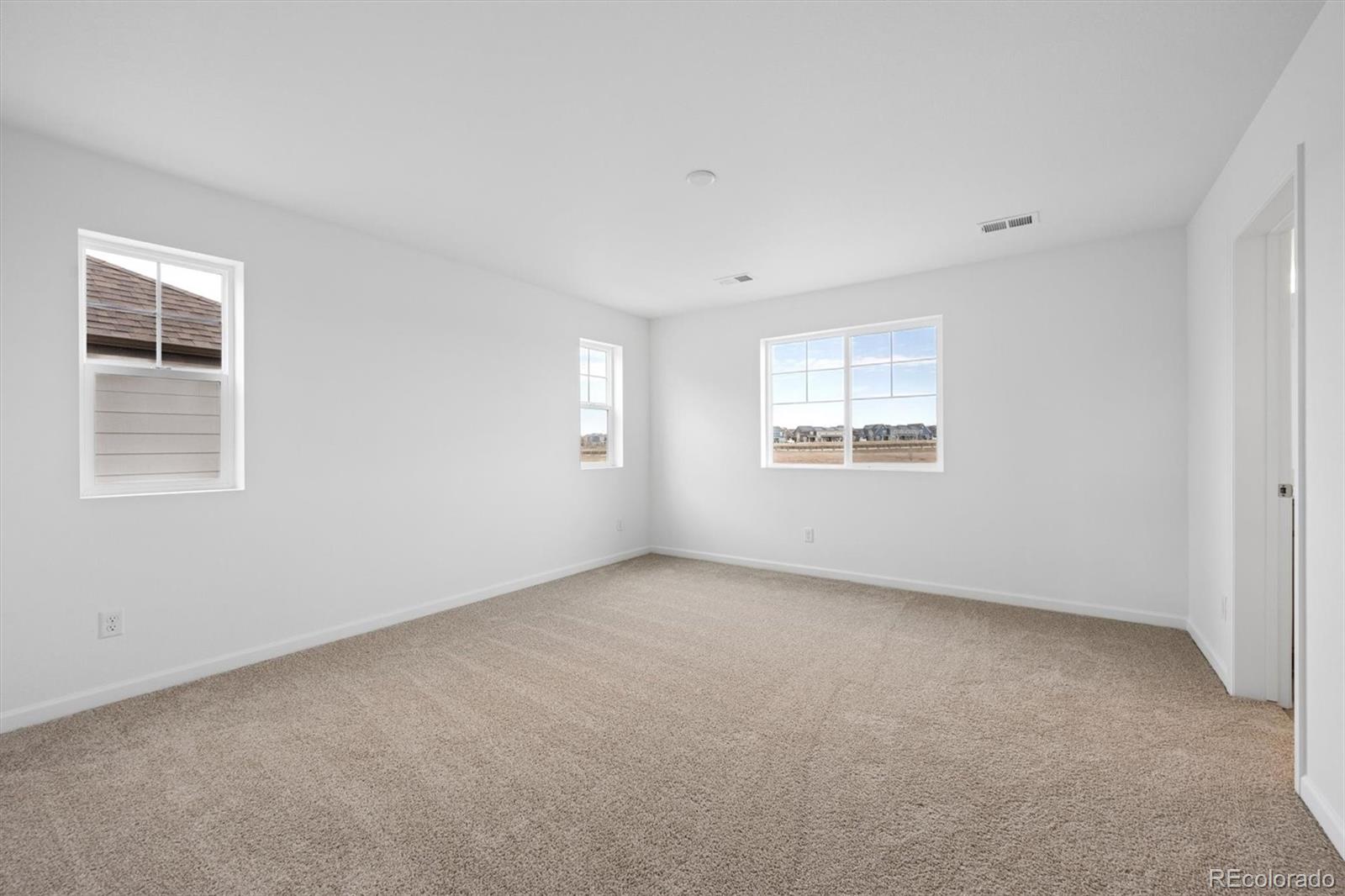 424 South Rifle Street Aurora, CO 80017 - Photo 12 of 23 an empty room with windows