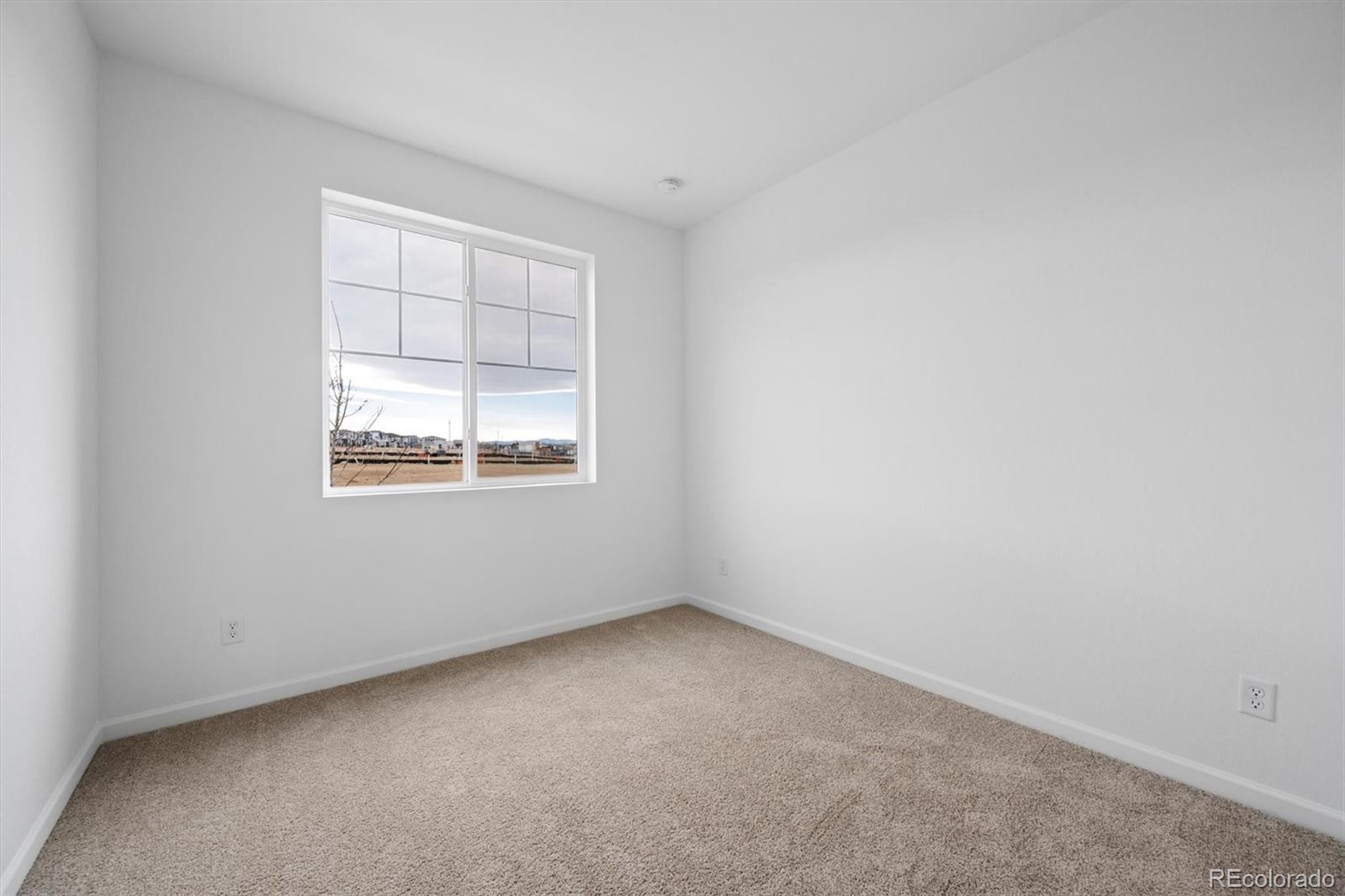 424 South Rifle Street Aurora, CO 80017 - Photo 17 of 23 an empty room with a window