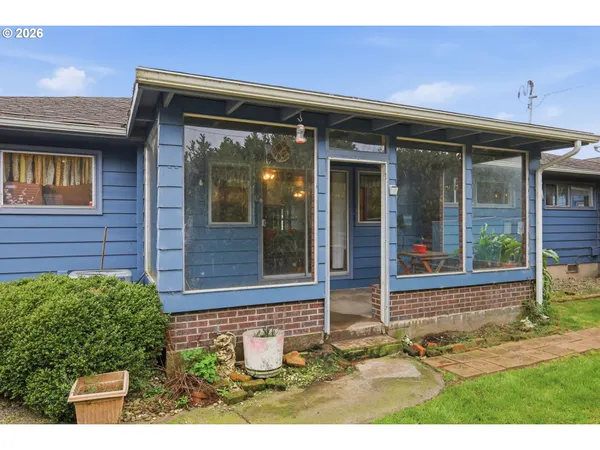 a view of entrance front of the house
