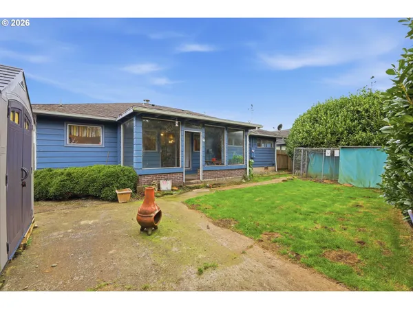 a view of a house with backyard and porch