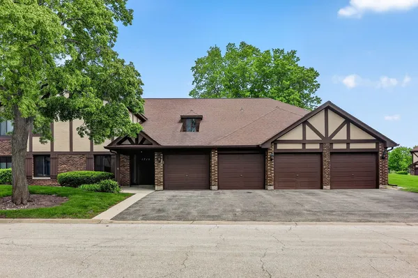 $303,000 | 1715 Lakecliffe Drive, Unit B, Wheaton, IL 60189