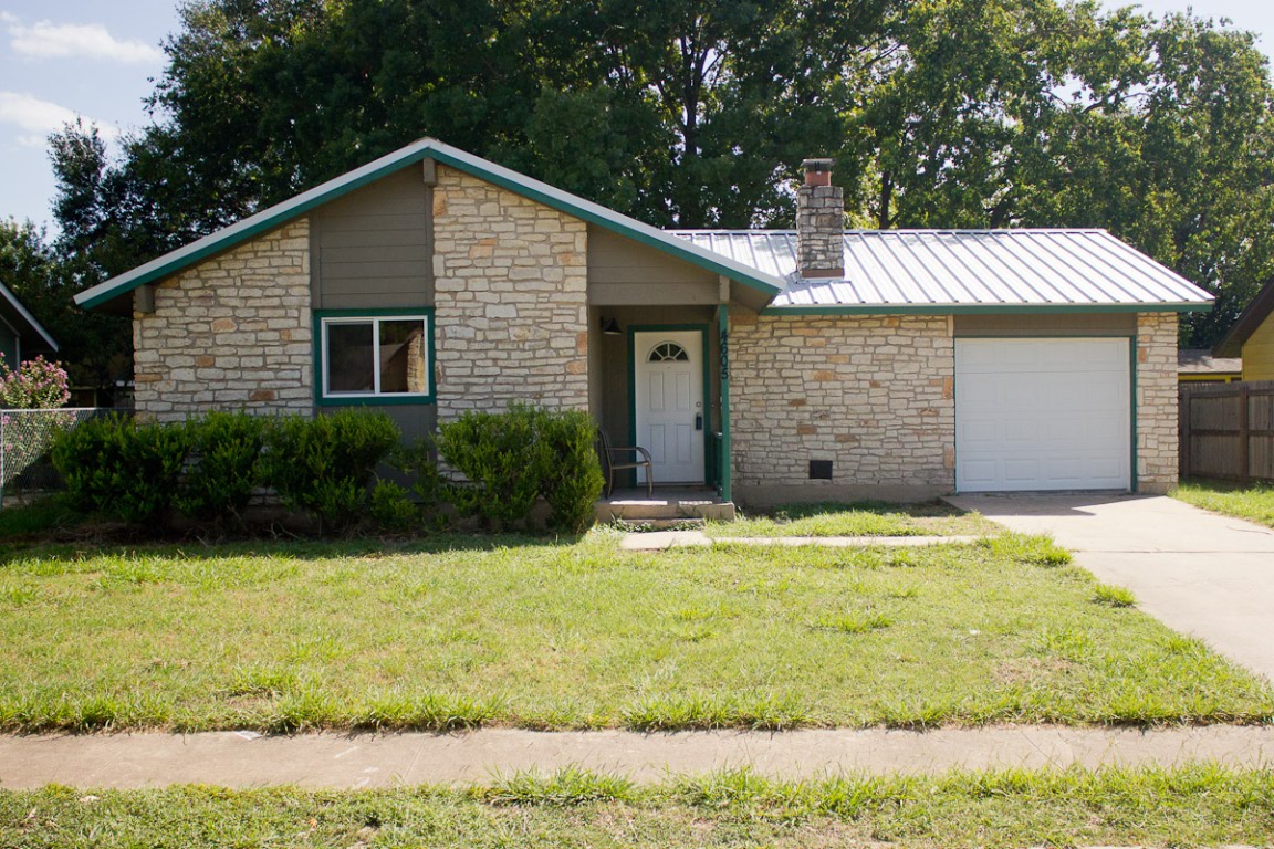 a view of a house with yard and garage