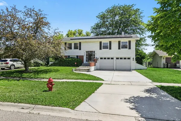 $485,000 | 1355 Devonshire Lane, Hoffman Estates, IL 60169