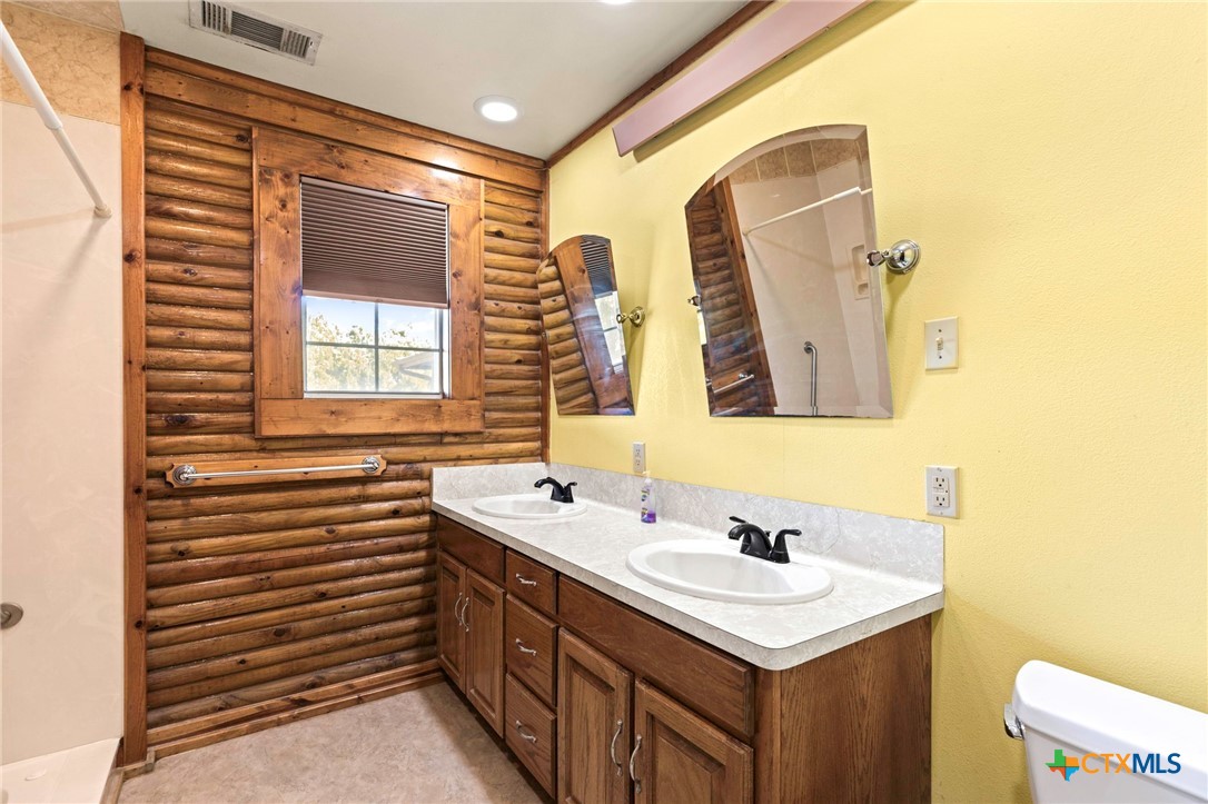 55 County Line Road Dale, TX 78616 - Photo 18 of 42 Primary Bathroom