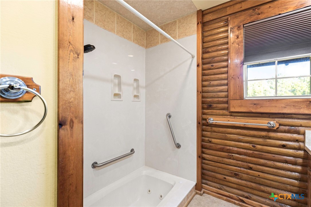 55 County Line Road Dale, TX 78616 - Photo 19 of 42 Primary Bathroom