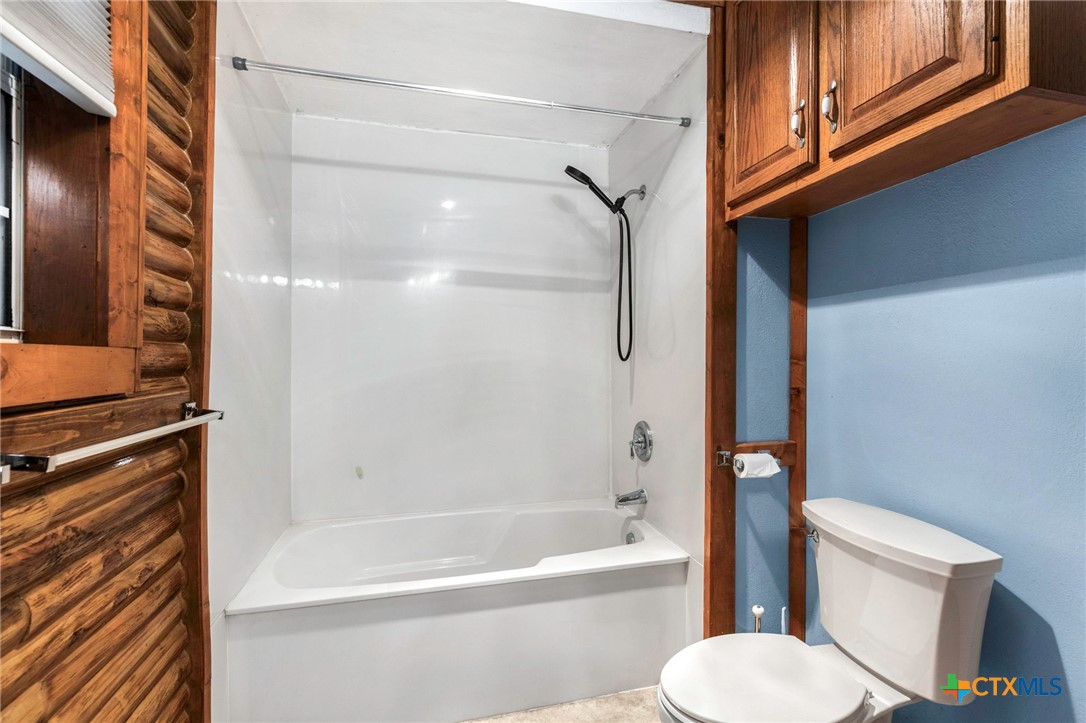 55 County Line Road Dale, TX 78616 - Photo 23 of 42 Tub and shower combo