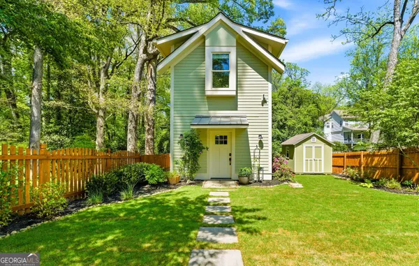 a view of a house with backyard and garden