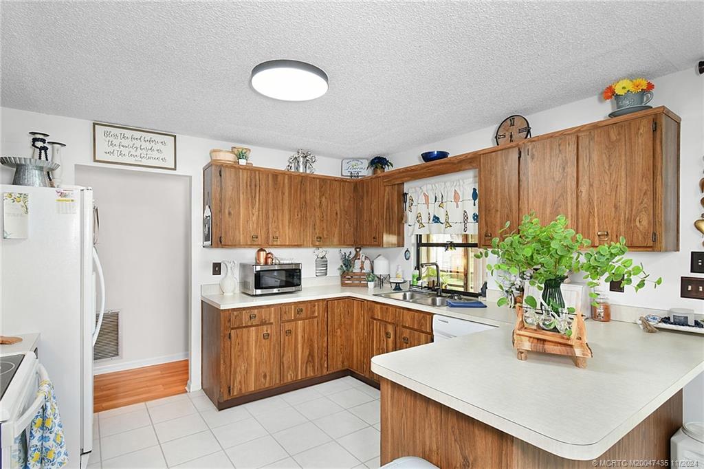 2351 Southeast Jackson Street Stuart, FL 34997 - Photo 11 of 32